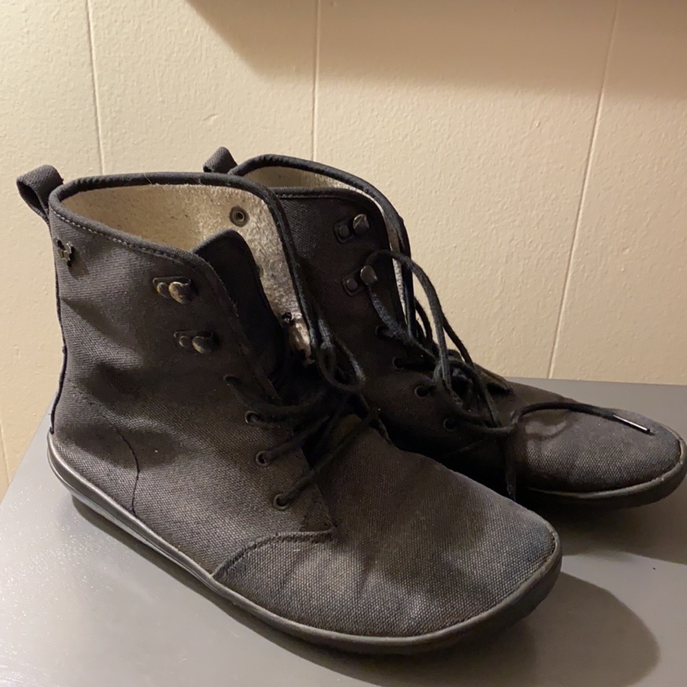 Vivobarefoot size 39 black booties canvas